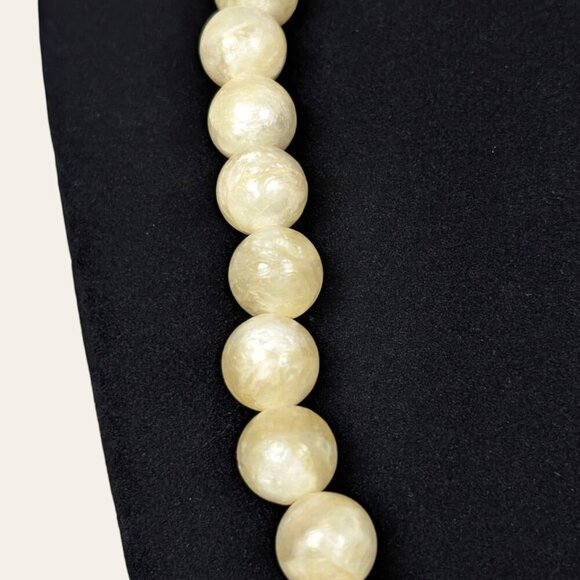 Vintage Swirled Early Plastic Beaded Necklace - Picture 4 of 5